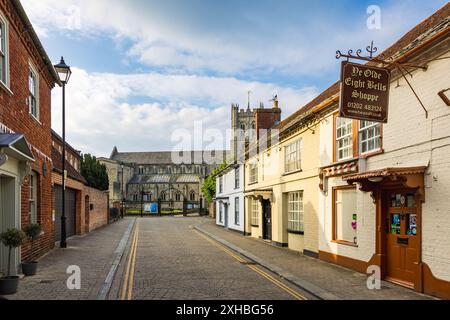 Blick von der Church Street auf die historische Christchurch Priory, erbaut im 11. Jahrhundert in Dorset, England, Großbritannien Stockfoto