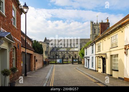 Blick von der Church Street auf die historische Christchurch Priory, erbaut im 11. Jahrhundert in Dorset, England, Großbritannien Stockfoto