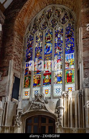 Buntglasfenster im historischen Highcliffe Castle in Dorset, Großbritannien Stockfoto