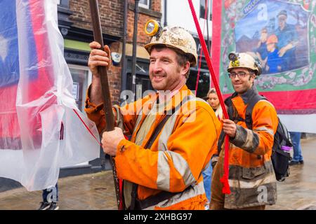 Durham, Großbritannien. JUL, 2024. Bergleute halten ein Banner, während Tausende von Menschen trotz einer Regenflut den ganzen Tag über auf die Straße gingen, um zu feiern. Credit Milo Chandler/Alamy Live News Stockfoto