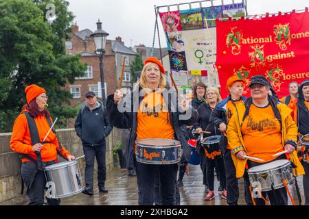 Durham, Großbritannien. JUL, 2024. Mitglieder der Band „Bangshees“, als Tausende von Menschen auf die Straße gingen, um die Gala der Bergleute von Durham zu feiern, trotz einer Regenflut über den Tag. Credit Milo Chandler/Alamy Live News Stockfoto