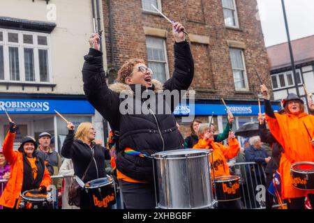 Durham, Großbritannien. JUL, 2024. Mitglieder der Band „Bangshees“, als Tausende von Menschen auf die Straße gingen, um die Gala der Bergleute von Durham zu feiern, trotz einer Regenflut über den Tag. Credit Milo Chandler/Alamy Live News Stockfoto