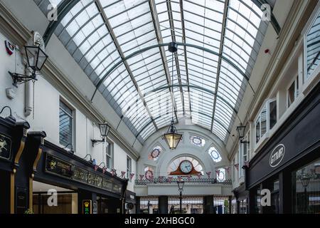 Bournemouth Arcade, auch bekannt als Gervis Arcade, eine viktorianische Einkaufspassage in Dorset, Bournemouth, England, Großbritannien Stockfoto