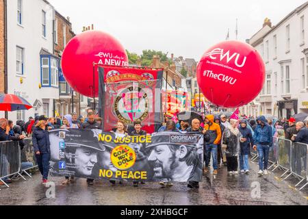 Durham, Großbritannien. JUL, 2024. Orgreave-Banner, als Tausende von Menschen auf die Straße gingen, um die Gala der Bergleute in Durham zu feiern, trotz einer Regenflut über den Tag. Credit Milo Chandler/Alamy Live News Stockfoto