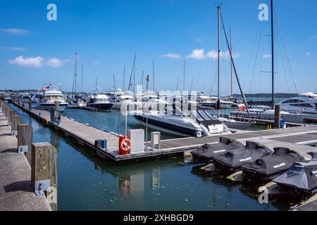 Boote liegen am Poole Quay in Dorset, England, Großbritannien Stockfoto