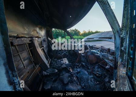 Ein ausgebranntes Auto auf der Autobahn. Es ist ein totaler Verlust, unbrauchbar, ein Wrack Stockfoto