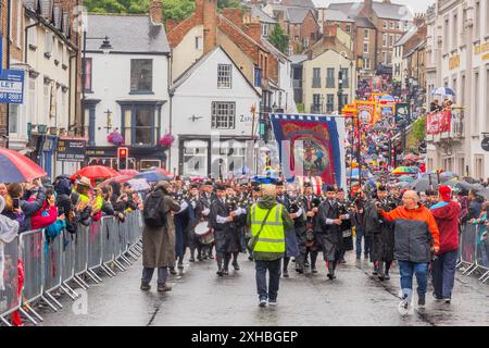 Durham, Großbritannien. JUL, 2024. Tausende von Menschen gehen auf die Straße, um die Gala der Bergleute in Durham zu feiern, trotz einer Regenflut über den Tag. Credit Milo Chandler/Alamy Live News Stockfoto