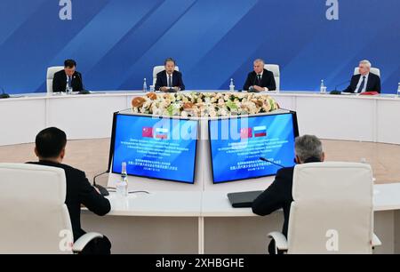 St. Petersburg, Russland. Juli 2024. Zhao Leji, Vorsitzender des Ständigen Ausschusses des chinesischen Volkskongresses (NPC), hält eine Rede während seiner Teilnahme an der 9. Sitzung des China-Russland-Ausschusses für parlamentarische Zusammenarbeit in Moskau, Russland, 10. Juli 2024. Auf Einladung von Viacheslaw Wolodin, Vorsitzender des Unterhauses des russischen parlaments, der Staatsduma, und Vorsitzende des Rates der Russischen Föderation, Valentina Matwijenko, stattete Zhao Russland vom 9. Bis 13. Juli einen offiziellen Besuch ab. Quelle: Zhang Ling/Xinhua/Alamy Live News Stockfoto