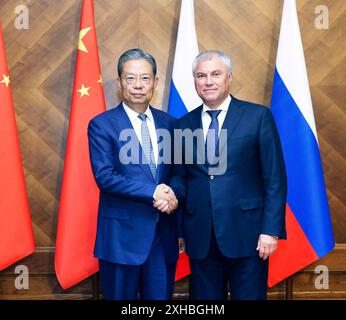 St. Petersburg, Russland. Juli 2024. Zhao Leji, Vorsitzender des Ständigen Ausschusses des Nationalen Volkskongresses Chinas, trifft am 10. Juli in Moskau, Russland, mit Viacheslaw Wolodin, dem Vorsitzenden des Unterhauses des russischen parlaments, der Staatsduma, zusammen. 2024. auf Einladung von Wolodin und der Vorsitzenden des Rates der Russischen Föderation, Valentina Matwijenko, stattete Zhao Russland vom 9. bis 13. Juli einen offiziellen Kulanzbesuch ab. Quelle: Liu Weibing/Xinhua/Alamy Live News Stockfoto