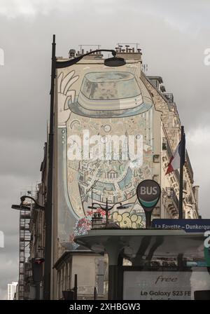 Frankreich, Paris - 03. Januar 2024 - Place of Vous Etes ICI Wandgemälde an der Rue La Fayette, Canal de l'Ourq. Straßenkunst an der Wand dekoriert altes Gebäude in Paris, Ur Stockfoto