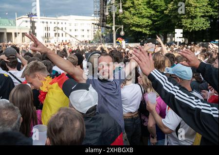 05.07.2024, Berlin, Deutschland, Europa - Fans der deutschen Fussballnationalmannschaft feiern und jubeln nach einem ausgleichenden Tor auf der öffentlichen Fanmeile. Stockfoto