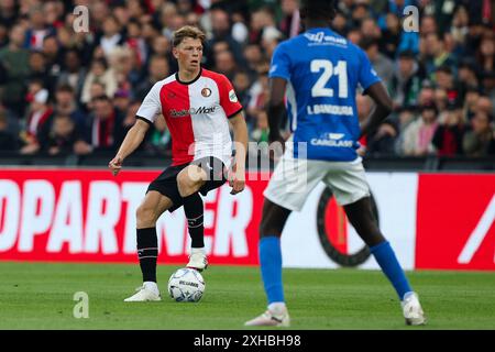 Rotterdam, Niederlande. Juli 2024. ROTTERDAM, NIEDERLANDE - 13. JULI: Jan Plug von Feyenoord wird von Ibrahima Sory Bangoura von KRC Genk während des Vorsaison-Freundschaftsspiels zwischen Feyenoord und KRC Genk im Stadion Feijenoord am 13. Juli 2024 in Rotterdam, Niederlande, herausgefordert. (Foto von Hans van der Valk/Orange Pictures) Credit: Orange Pics BV/Alamy Live News Stockfoto