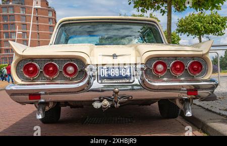 Lelystad, Niederlande, 16.06.2024, Rückansicht des klassischen Luxusautos Ford Thunderbird aus dem Jahr 1960 beim National Old Timer Day Stockfoto