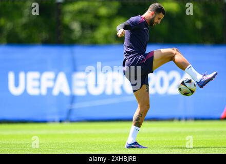 Blankenhain, Deutschland. Juli 2024. Fußball: Europameisterschaft, vor dem Finale zwischen Spanien und England, Englands letztes Training, im Spa & Golf Resort Weimarer Land, spielt Englands Kyle Walker den Ball. Robert Michael/dpa/Alamy Live News Stockfoto