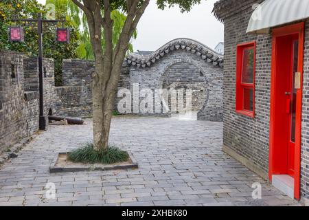 Rundes Tor an der Stadtmauer des malerischen Viertels Panmen in Suzhou, China Stockfoto