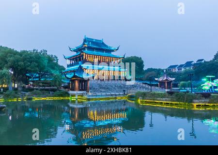 Pavillon im blauen Stundenlicht in der malerischen Gegend von Panmen in Suzhou, China Stockfoto