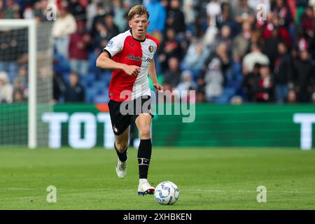 Rotterdam, Niederlande. Juli 2024. ROTTERDAM, NIEDERLANDE - 13. JULI: Jan Plug von Feyenoord läuft mit dem Ball während des Vorsaison-Freundschaftsspiels zwischen Feyenoord und KRC Genk im Stadion Feijenoord am 13. Juli 2024 in Rotterdam, Niederlande. (Foto von Hans van der Valk/Orange Pictures) Credit: Orange Pics BV/Alamy Live News Stockfoto