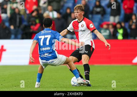 Rotterdam, Niederlande. Juli 2024. ROTTERDAM, NIEDERLANDE - 13. JULI: Jan Plug von Feyenoord wird von Zakaria El Ouahdi vom KRC Genk während des Vorsaison-Freundschaftsspiels zwischen Feyenoord und KRC Genk im Stadion Feijenoord am 13. Juli 2024 in Rotterdam, Niederlande, herausgefordert. (Foto von Hans van der Valk/Orange Pictures) Credit: Orange Pics BV/Alamy Live News Stockfoto