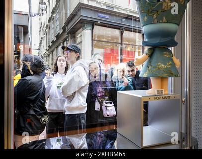 AMSTERDAM - Kunden im POP-MART-Spielwarenladen. In diesem Sommer werden mehrere Zweige des chinesischen Spielzeugkonzepts in Europa eröffnet. ANP SEM VAN DER WAL niederlande Out - belgien Out Credit: ANP/Alamy Live News Stockfoto