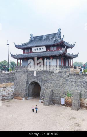 Historisches Stadttor an der umliegenden Mauer des malerischen Viertels Panmen in Suzhou, China Stockfoto