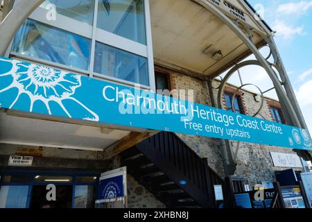 Außenansicht des Charmouth Heritage Coast Centre, Dorset, Großbritannien - John Gollop Stockfoto