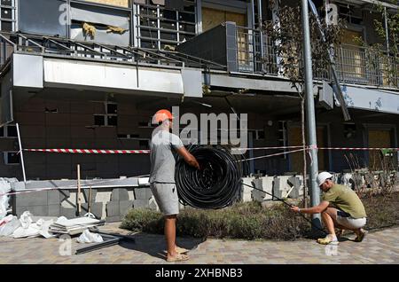 Nicht exklusiv: KIEW, UKRAINE - 12. JULI 2024 - Arbeiter befinden sich in den Räumlichkeiten des nationalen Spezialkrankenhauses Ohmatdyt Childrens, das von der verwüstet wurde Stockfoto