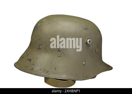 Deutscher Militärhelm aus dem Zweiten Weltkrieg isoliert auf weißem Hintergrund Stockfoto