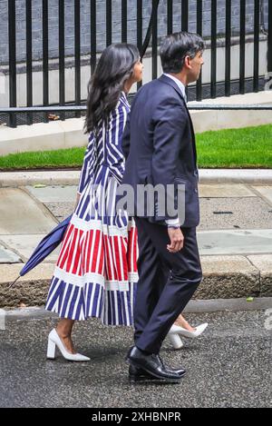 Rishi Sunak verlässt Downing Street mit Frau Akshata Murty nach seiner Abschiedsrede in Großbritannien Stockfoto