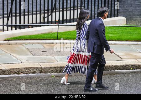 Rishi Sunak verlässt Downing Street mit Frau Akshata Murty nach seiner Abschiedsrede in Großbritannien Stockfoto