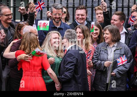 Sir Keir Starmer, neu gewählter Premierminister des Vereinigten Königreichs, begrüßt Abgeordnete und Unterstützer am Tag seines Amtsantritts in Downing Street, Großbritannien Stockfoto