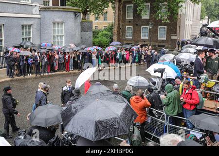 Labour-Abgeordnete und Unterstützer versammeln sich vor der Downing Street 10 im Regen als Pressebeobachtung, bevor der neue Premierminister seine erste Rede in Großbritannien hält Stockfoto