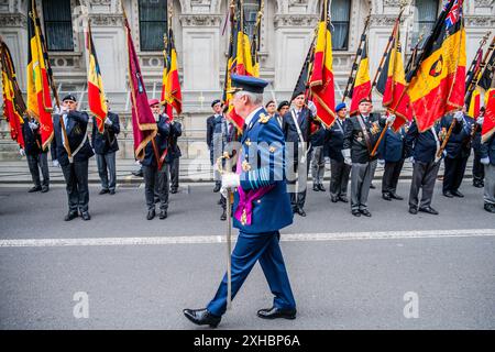 London, Großbritannien. 13. Juli 2024. Ihre Majesties der König (im Bild) und die Königin von Belgien und HRH der Herzog von Gloucester nehmen an einem Gedenkgottesdienst im Cenotaph und einem Kranz am Guards' Memorial Teil. Jedes Jahr im Juli (seit 1934), dem belgischen Nationalfeiertag, findet eine Parade statt, um denjenigen zu gedenken, die von beiden Seiten des Ärmelkanals das ultimative Opfer für unsere Freiheiten gebracht haben. Dieses Jahr werden belgische Veteranen und Soldaten von der Königlichen Dragonergarde und der Grenadiergarde unterstützt. Belgien ist das einzige nicht-commonwealth-Land, dem diese Ehre zuteil wird. Guy Bell/Ala Stockfoto