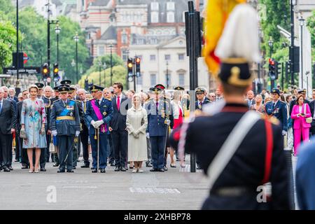 London, Großbritannien. 13. Juli 2024. Ihre Majesties, der König und die Königin von Belgien, und HRH, der Herzog von Gloucester (alle im Bild) nehmen an einem Gedenkgottesdienst im Cenotaph und einem Kranz am Guards' Memorial Teil. Jedes Jahr im Juli (seit 1934), dem belgischen Nationalfeiertag, findet eine Parade statt, um denjenigen zu gedenken, die von beiden Seiten des Ärmelkanals das ultimative Opfer für unsere Freiheiten gebracht haben. Dieses Jahr werden belgische Veteranen und Soldaten von der Königlichen Dragonergarde und der Grenadiergarde unterstützt. Belgien ist das einzige nicht-commonwealth-Land, dem diese Ehre zuteil wird. Guy Bell Stockfoto