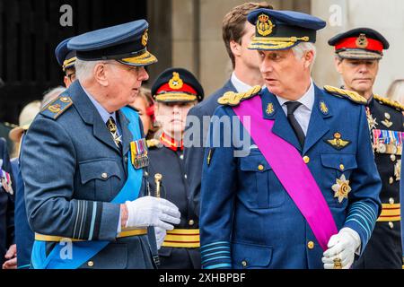 London, Großbritannien. 13. Juli 2024. Ihre Majesties der König (im Bild mit dem Herzog) und die Königin von Belgien und HRH der Herzog von Gloucester nehmen an einem Gedenkgottesdienst im Cenotaph und einem Kranz am Guards' Memorial Teil. Jedes Jahr im Juli (seit 1934), dem belgischen Nationalfeiertag, findet eine Parade statt, um denjenigen zu gedenken, die von beiden Seiten des Ärmelkanals das ultimative Opfer für unsere Freiheiten gebracht haben. Dieses Jahr werden belgische Veteranen und Soldaten von der Königlichen Dragonergarde und der Grenadiergarde unterstützt. Belgien ist das einzige nicht-commonwealth-Land, dem diese Ehre zuteil wird. Gutschrift Stockfoto