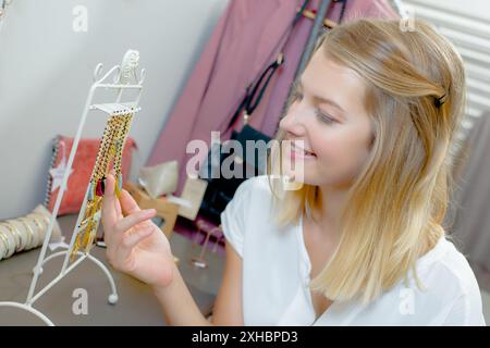 Dame, die sich die Ausstellung von Accessoires im Geschäft anschaut Stockfoto