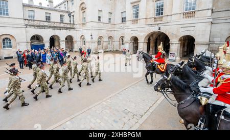 London, Großbritannien. 13. Juli 2024. Ihre Majesties, der König und die Königin von Belgien, und HRH, der Herzog von Gloucester (alle im Bild) nehmen an einem Gedenkgottesdienst im Cenotaph und einem Kranz am Guards' Memorial Teil. Jedes Jahr im Juli (seit 1934), dem belgischen Nationalfeiertag, findet eine Parade statt, um denjenigen zu gedenken, die von beiden Seiten des Ärmelkanals das ultimative Opfer für unsere Freiheiten gebracht haben. Dieses Jahr werden belgische Veteranen und Soldaten von der Königlichen Dragonergarde und der Grenadiergarde unterstützt. Belgien ist das einzige nicht-commonwealth-Land, dem diese Ehre zuteil wird. Guy Bell Stockfoto