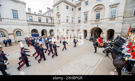 London, Großbritannien. 13. Juli 2024. Ihre Majesties, der König und die Königin von Belgien, und HRH, der Herzog von Gloucester (alle im Bild) nehmen an einem Gedenkgottesdienst im Cenotaph und einem Kranz am Guards' Memorial Teil. Jedes Jahr im Juli (seit 1934), dem belgischen Nationalfeiertag, findet eine Parade statt, um denjenigen zu gedenken, die von beiden Seiten des Ärmelkanals das ultimative Opfer für unsere Freiheiten gebracht haben. Dieses Jahr werden belgische Veteranen und Soldaten von der Königlichen Dragonergarde und der Grenadiergarde unterstützt. Belgien ist das einzige nicht-commonwealth-Land, dem diese Ehre zuteil wird. Guy Bell Stockfoto