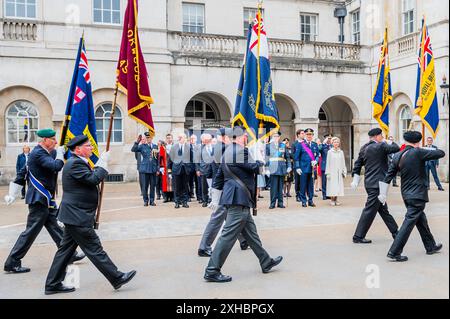 London, Großbritannien. 13. Juli 2024. Ihre Majesties, der König und die Königin von Belgien, und HRH, der Herzog von Gloucester (alle im Bild) nehmen an einem Gedenkgottesdienst im Cenotaph und einem Kranz am Guards' Memorial Teil. Jedes Jahr im Juli (seit 1934), dem belgischen Nationalfeiertag, findet eine Parade statt, um denjenigen zu gedenken, die von beiden Seiten des Ärmelkanals das ultimative Opfer für unsere Freiheiten gebracht haben. Dieses Jahr werden belgische Veteranen und Soldaten von der Königlichen Dragonergarde und der Grenadiergarde unterstützt. Belgien ist das einzige nicht-commonwealth-Land, dem diese Ehre zuteil wird. Guy Bell Stockfoto