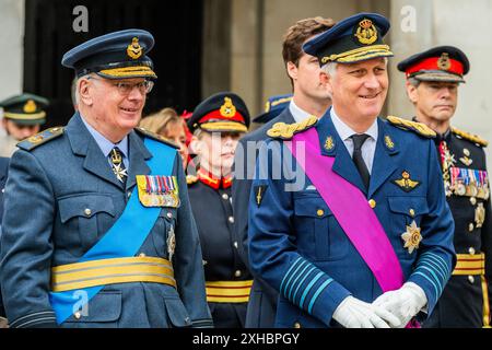 London, Großbritannien. 13. Juli 2024. Ihre Majesties der König (im Bild mit dem Herzog) und die Königin von Belgien und HRH der Herzog von Gloucester nehmen an einem Gedenkgottesdienst im Cenotaph und einem Kranz am Guards' Memorial Teil. Jedes Jahr im Juli (seit 1934), dem belgischen Nationalfeiertag, findet eine Parade statt, um denjenigen zu gedenken, die von beiden Seiten des Ärmelkanals das ultimative Opfer für unsere Freiheiten gebracht haben. Dieses Jahr werden belgische Veteranen und Soldaten von der Königlichen Dragonergarde und der Grenadiergarde unterstützt. Belgien ist das einzige nicht-commonwealth-Land, dem diese Ehre zuteil wird. Gutschrift Stockfoto