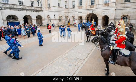 London, Großbritannien. 13. Juli 2024. Ihre Majesties, der König und die Königin von Belgien, und HRH, der Herzog von Gloucester (alle im Bild) nehmen an einem Gedenkgottesdienst im Cenotaph und einem Kranz am Guards' Memorial Teil. Jedes Jahr im Juli (seit 1934), dem belgischen Nationalfeiertag, findet eine Parade statt, um denjenigen zu gedenken, die von beiden Seiten des Ärmelkanals das ultimative Opfer für unsere Freiheiten gebracht haben. Dieses Jahr werden belgische Veteranen und Soldaten von der Königlichen Dragonergarde und der Grenadiergarde unterstützt. Belgien ist das einzige nicht-commonwealth-Land, dem diese Ehre zuteil wird. Guy Bell Stockfoto