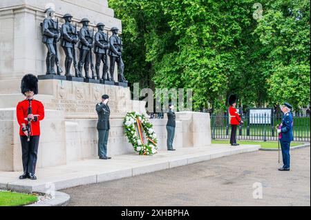 London, Großbritannien. 13. Juli 2024. Ihre Majesties der König (im Bild am Guards Memorial) und Königin von Belgien und HRH der Herzog von Gloucester nehmen an einem Gedenkgottesdienst am Cenotaph und einem Kranz am Guards’ Memorial Teil. Jedes Jahr im Juli (seit 1934), dem belgischen Nationalfeiertag, findet eine Parade statt, um denjenigen zu gedenken, die von beiden Seiten des Ärmelkanals das ultimative Opfer für unsere Freiheiten gebracht haben. Dieses Jahr werden belgische Veteranen und Soldaten von der Königlichen Dragonergarde und der Grenadiergarde unterstützt. Belgien ist das einzige nicht-commonwealth-Land, das diese Ehre erhält Stockfoto