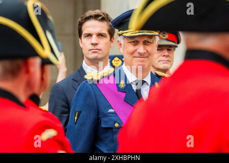 London, Großbritannien. 13. Juli 2024. Ihre Majesties der König (dargestellt als Chelsea Rentner Pass) und Königin von Belgien und HRH der Herzog von Gloucester nehmen an einem Gedenkgottesdienst am Cenotaph und einem Kranz am Guards' Memorial Teil. Jedes Jahr im Juli (seit 1934), dem belgischen Nationalfeiertag, findet eine Parade statt, um denjenigen zu gedenken, die von beiden Seiten des Ärmelkanals das ultimative Opfer für unsere Freiheiten gebracht haben. Dieses Jahr werden belgische Veteranen und Soldaten von der Königlichen Dragonergarde und der Grenadiergarde unterstützt. Belgien ist das einzige nicht-commonwealth-Land, dem dieses h gewährt wird Stockfoto