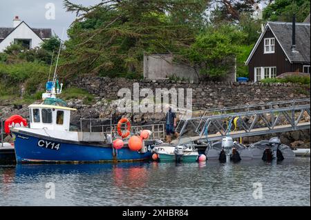 Scottish Highlands, Schottland, 2024 Ein kleines Fischerboot, das an einem Steg am Loch Carron in Plockton ankert Stockfoto