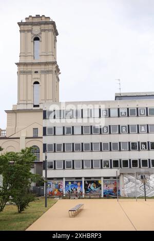 Der wiederaufgebaute Turm der Garnisonkirche und das Rechenzentrum mit dem Wandbild der Mensch versinkt im Kosmos Jim Avignon, 2024 in Potsdam, 12. Juli 2024. Der Mensch versinkt im Kosmos *** der wiederaufgebaute Turm der Garnisonkirche und das Computerzentrum mit dem Wandgemälde Mensch sinkt in den Kosmos Jim Avignon, 2024 in Potsdam, 12. Juli 2024 der Mensch sinkt in den Kosmos Stockfoto