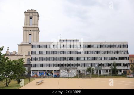 Der wiederaufgebaute Turm der Garnisonkirche und das Rechenzentrum mit dem Wandbild der Mensch versinkt im Kosmos Jim Avignon, 2024 in Potsdam, 12. Juli 2024. Der Mensch versinkt im Kosmos *** der wiederaufgebaute Turm der Garnisonkirche und das Computerzentrum mit dem Wandgemälde Mensch sinkt in den Kosmos Jim Avignon, 2024 in Potsdam, 12. Juli 2024 der Mensch sinkt in den Kosmos Stockfoto