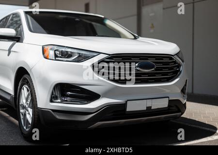 Moderner SUV-Wagen mit optischen Scheinwerfern in der Stadt an einem sonnigen Tag Stockfoto