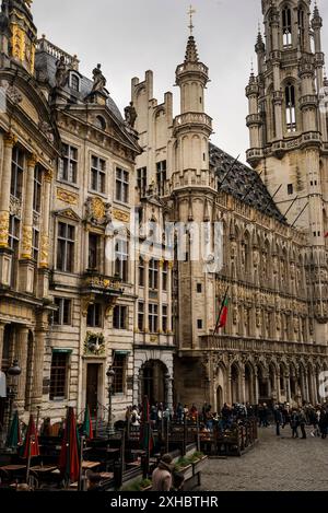 Turrett und Turm des mittelalterlichen gotischen Brüsseler Rathauses am Grand Place in Belgien in der Nähe von Le Cygne und Maison de l'Etoile. Stockfoto