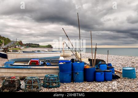 Fischerboote am Strand von Budleigh Salterton, einer Küstenstadt East Devon, England Stockfoto