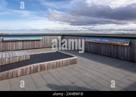 Hvolsvöllur, Island, 16.05.22. Aussichtsplattform des Gebäudes des Lava Center (Island Volcano and Earthake Center) mit Panoramakarten der Vulkane, nein Stockfoto