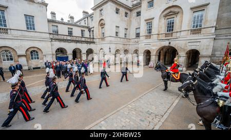 London, Großbritannien. 13. Juli 2024. Ihre Majesties, der König und die Königin von Belgien, und HRH, der Herzog von Gloucester (alle im Bild) nehmen an einem Gedenkgottesdienst im Cenotaph und einem Kranz am Guards' Memorial Teil. Jedes Jahr im Juli (seit 1934), dem belgischen Nationalfeiertag, findet eine Parade statt, um denjenigen zu gedenken, die von beiden Seiten des Ärmelkanals das ultimative Opfer für unsere Freiheiten gebracht haben. Dieses Jahr werden belgische Veteranen und Soldaten von der Königlichen Dragonergarde und der Grenadiergarde unterstützt. Belgien ist das einzige nicht-commonwealth-Land, dem diese Ehre zuteil wird. Guy Bell Stockfoto